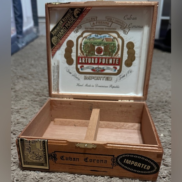 Vintage Arturo Fuente Wooden Empty Cigar Box - Picture 8 of 9